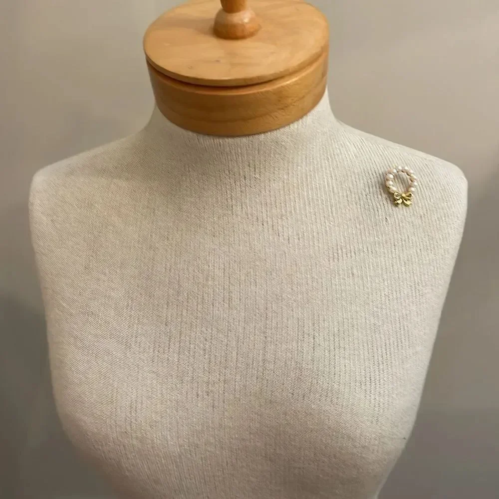 Vintage 1999 AVON Pearlesque Wreath Pin with Goldtone Bow